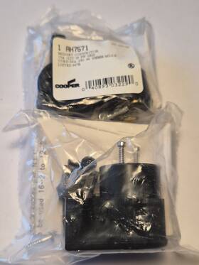 Ah7571 Cooper 2 Each 15a 125v 2p 3w Midget Locking Angle Female Connector Nos